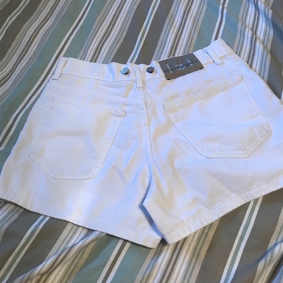 White shorts - Picture 2 of 4